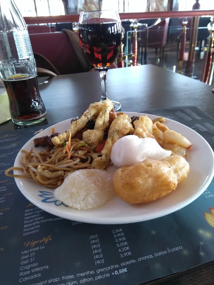 Beignets Variés Et Ses Nouilles Sautées Au Poulet