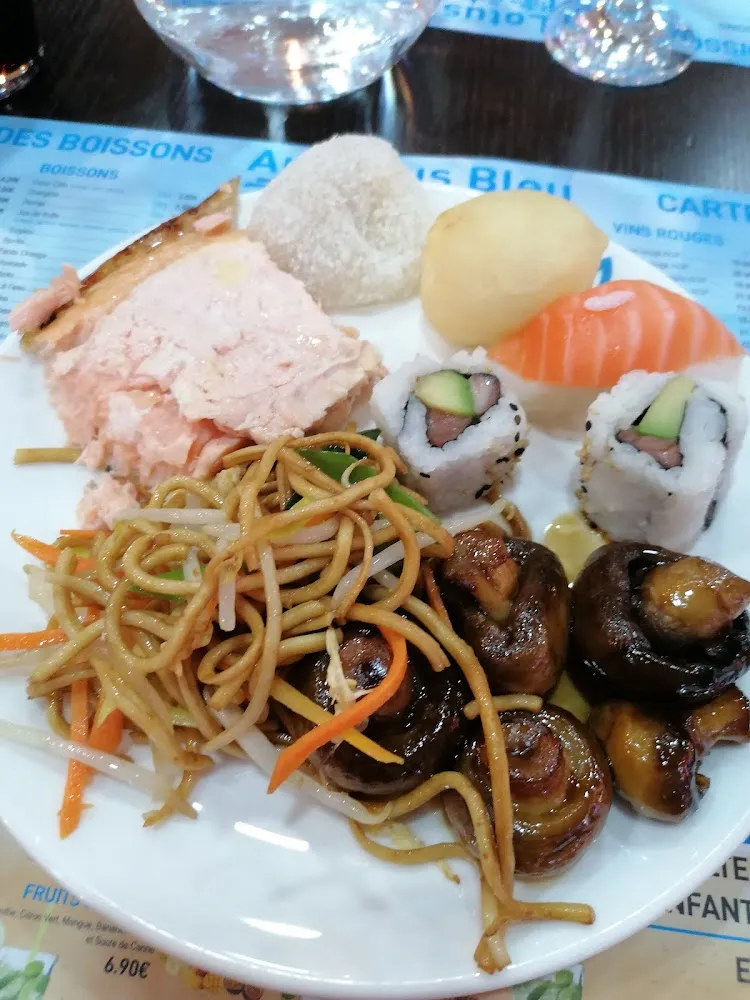 Nouilles Sautées Champignons Sauce Soja Saumon Grillé